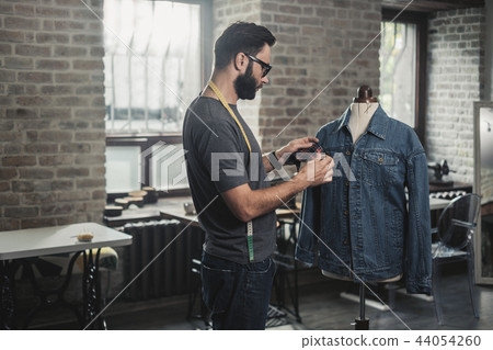 Fashion designer working in his studio 44054260