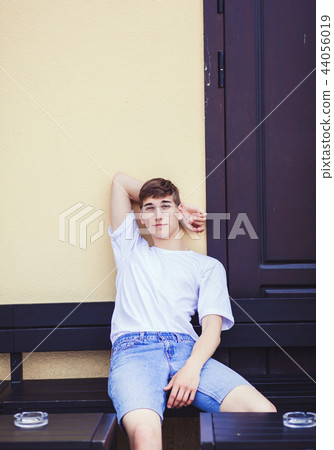 man wearing white t-shirt 44056019