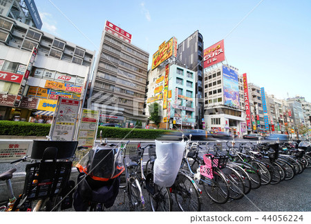 日本的東京都市風景在高田馬場站周圍可以看自行車停車場等的都市風景 日本的東京都市風景在高田馬場站周圍可以看自行車停車場等的都市風景 44056224