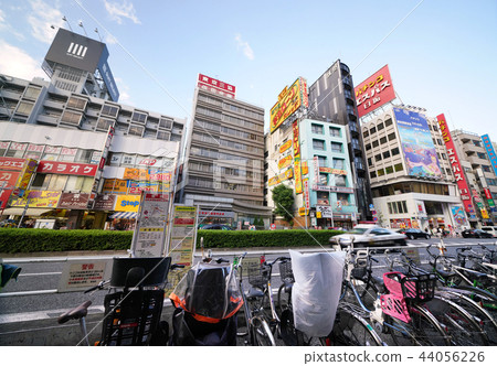 日本的東京都市風景在高田馬場站周圍可以看自行車停車場等的都市風景 日本的東京都市風景在高田馬場站周圍可以看自行車停車場等的都市風景 44056226