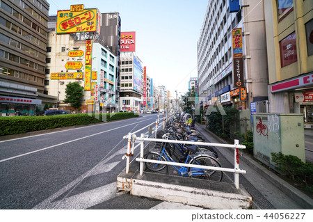 日本的東京都市風景在高田馬場站周圍可以看自行車停車場等的都市風景 日本的東京都市風景在高田馬場站周圍可以看自行車停車場等的都市風景 44056227