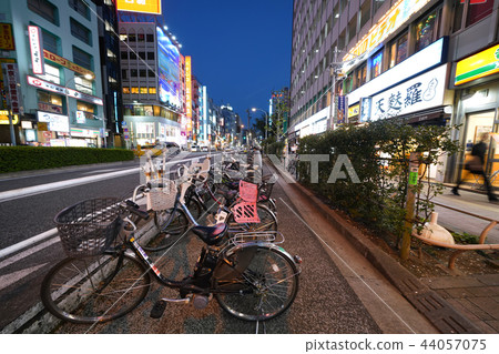 圖庫照片: 日本的東京都市風景在高田馬場站(夜景)周圍可以看自行車