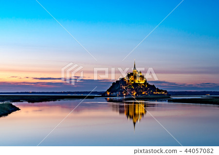 High tide Mont Saint Michel 44057082