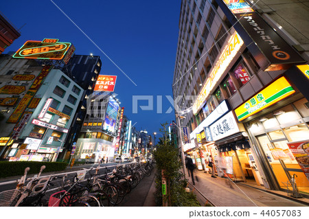 日本的東京都市風景在高田馬場站（夜景）周圍可以看自行車停車場等的都市風景 44057083