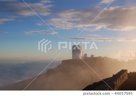 Observatory in the sea of clouds 44057095