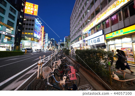 日本的東京都市風景在高田馬場站(夜景)周圍可以看自行車停車場等的都市風景 日本的東京都市風景在高田馬場站(夜景)周圍可以看自行車停車場等的都市風景 44057100