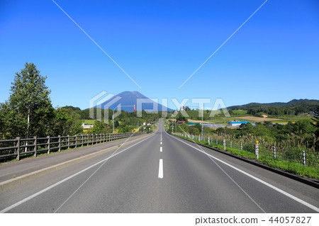 從黑川區二世谷鎮看到的夏末羊蹄山 從黑川區二世谷鎮看到的夏末羊蹄山 44057827