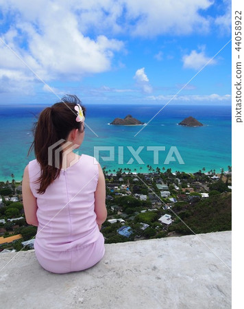 婦女坐lanikai藥片箱子 44058922