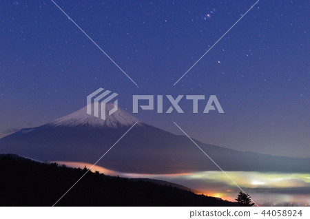 鎮光和富士山 44058924