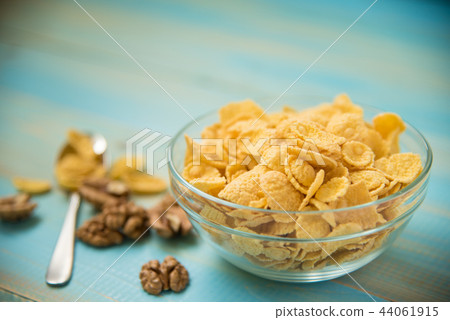 Tasty cornflakes witt walnut in glass bowl 44061915