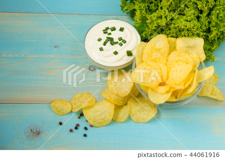 Potato chips with spicy in a glass bowl 44061916