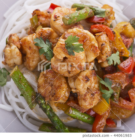 Shrimps with Peanut Sauce and Rice Noodles 44061983