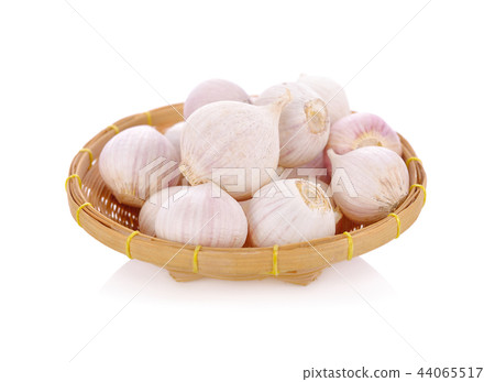 whole garlic bulb in bamboo basket and on white whole garlic bulb in bamboo basket and on white 44065517