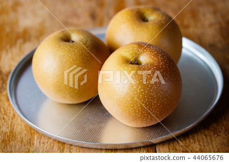 pear  44065676
