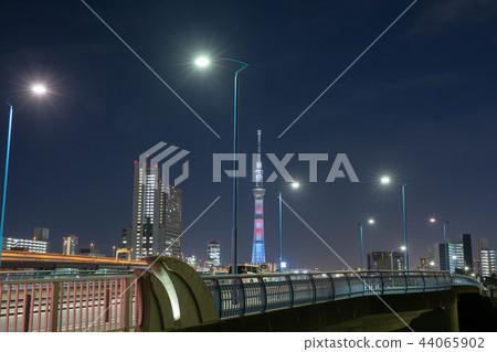 在東京天空樹的夜視圖從Minami Senju 在東京天空樹的夜視圖從Minami Senju 44065902
