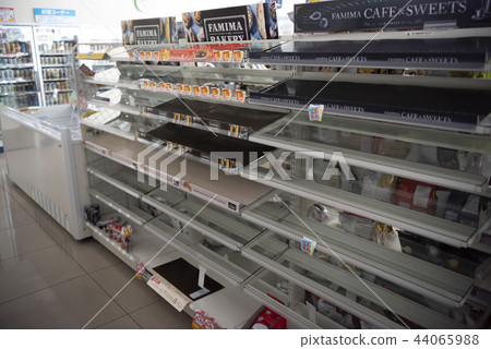 由於地震而變空的便利店的貨架 44065988