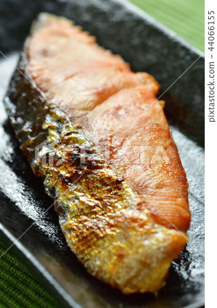 Grilled fish of salmon 44066155