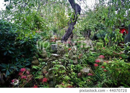 Stone Buddha and Higanbana 44070728