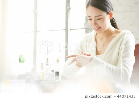 Female beauty image 44071435
