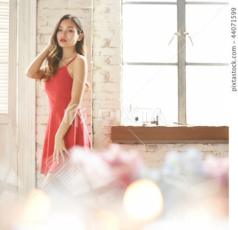 Woman dress up 44071599