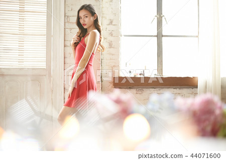 Woman dress up 44071600