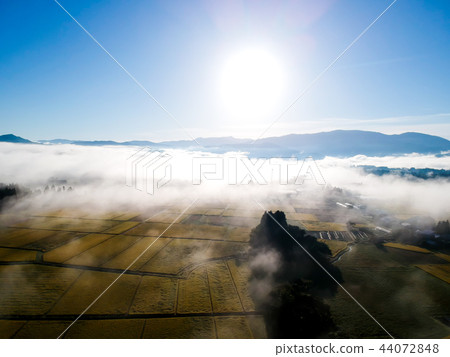 早晨薄霧秋天鄉下風景藍天鳥瞰圖 早晨薄霧秋天鄉下風景藍天鳥瞰圖 44072848