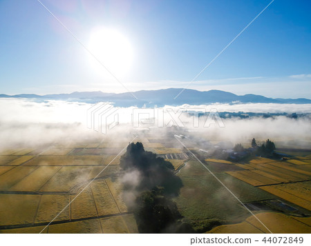 早晨薄霧秋天鄉下風景藍天鳥瞰圖 早晨薄霧秋天鄉下風景藍天鳥瞰圖 44072849
