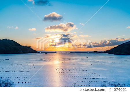 港口燈的方式在早上到達 44074061