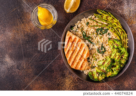 Grilled chicken breast with brown rice Grilled chicken breast with brown rice 44074824