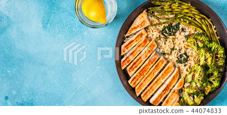 Grilled chicken breast with brown rice Grilled chicken breast with brown rice 44074833