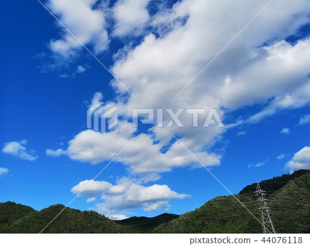天空,山和鋼塔 天空,山和鋼塔 44076118
