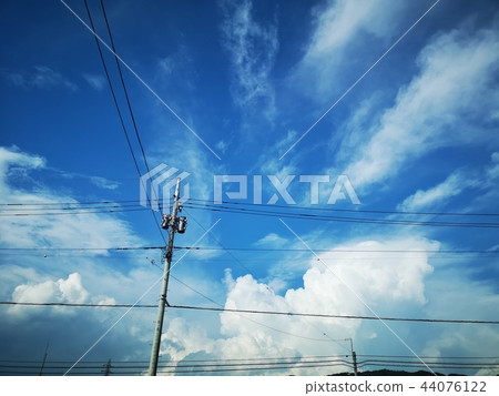 電線桿,天空和雲彩 電線桿,天空和雲彩 44076122