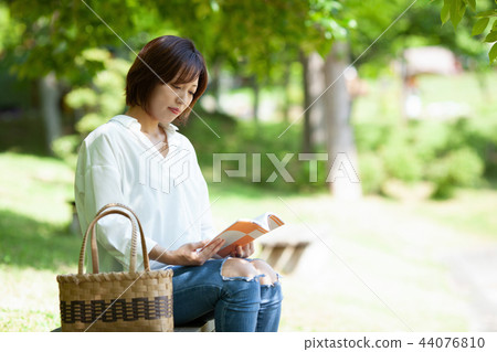 Fresh green and fresh women Fresh green and fresh women 44076810