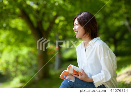 新鮮的綠色和新鮮的女人 44076814