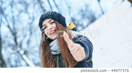 beautiful young smiling woman in good winter 44077378