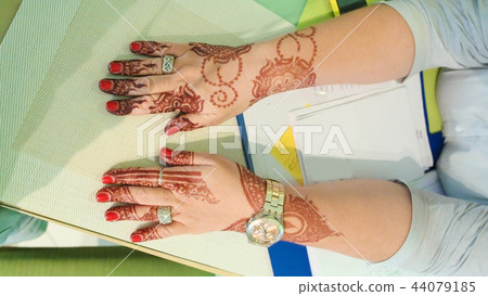 Henna is in the hands of a woman. Dubai. Henna is in the hands of a woman. Dubai. 44079185