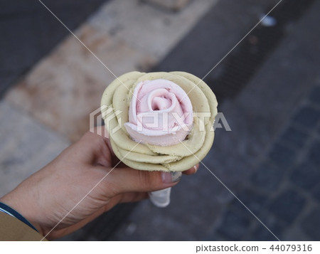 Gelato roses 44079316
