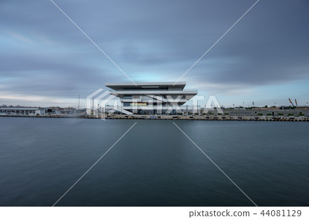 Veles i vents building ultra long exposure 44081129