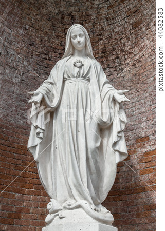 Statue of Our Lady 44082583