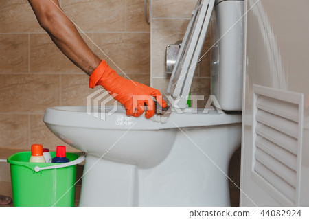 Clean the toilet 44082924
