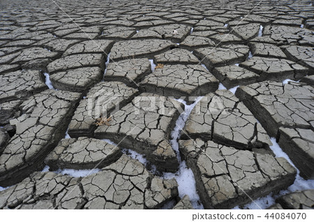 A cracked land A cracked land 44084070