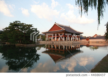 Gyeongbokgung 44086437