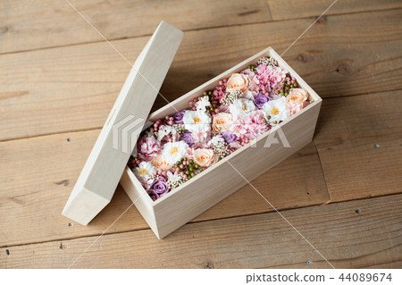 在一個盒子裡的保存花 44089674