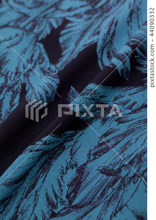 Turquoise blue feather print black cloth 44090332