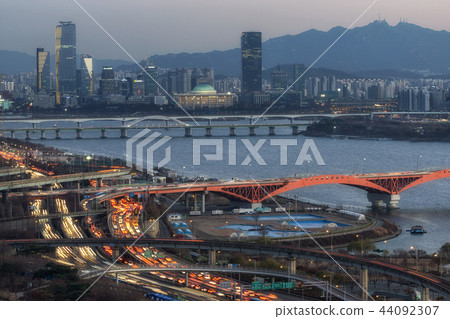 Seongsan bridge and Yeouido at sunset Seongsan bridge and Yeouido at sunset 44092307