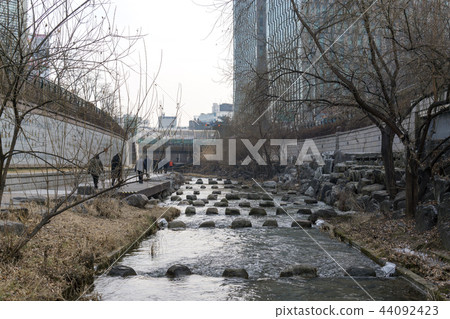 cheonggyecheon in winter cheonggyecheon in winter 44092423