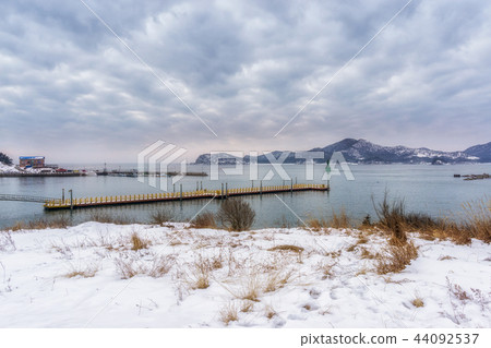 Jangja island dock in winter Jangja island dock in winter 44092537