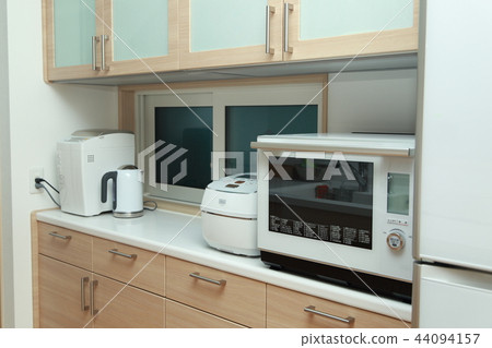 Appliances (cooker microwave kitchen kitchen chores cooking white white house mansion cooking) 44094157