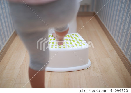 Toilet training Auxiliary toilet seat (Omaru Restroom Toilet Toilet bowl Housing Body parts Foot Faceless infants) Toilet training Auxiliary toilet seat (Omaru Restroom Toilet Toilet bowl Housing Body parts Foot Faceless infants) 44094770