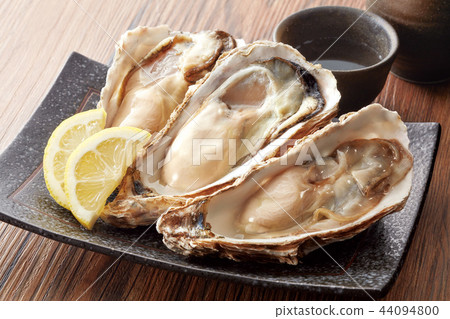 Raw oyster image Raw oyster image 44094800